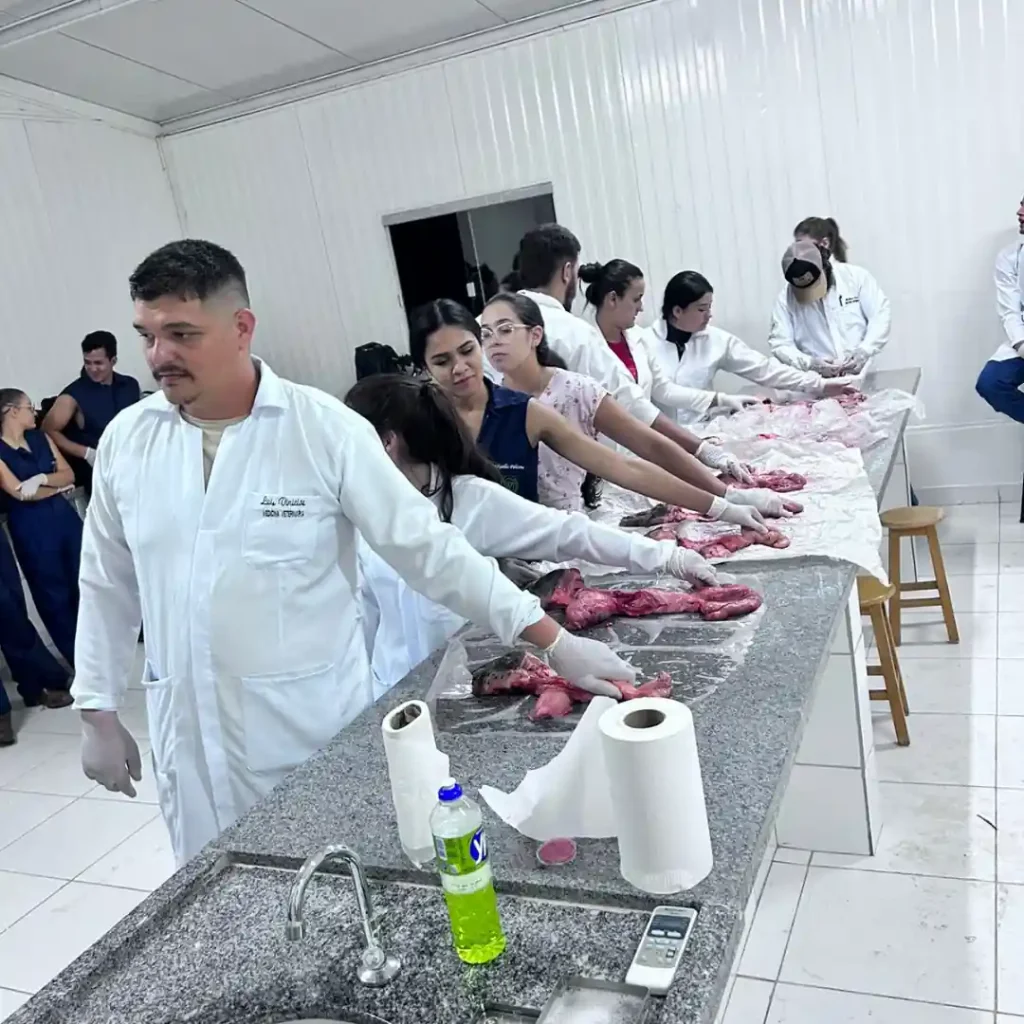 Estudantes do UniBRASÍLIA vivenciam aula prática de reprodução animal (3).opti