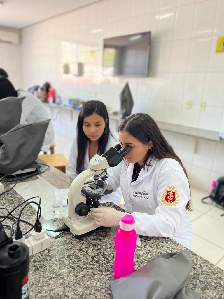 Explorando o mundo da odontologia aula prática com a Profª Lilian Regina (11)