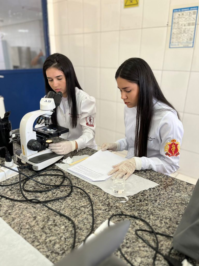 Explorando o mundo da odontologia aula prática com a Profª Lilian Regina (4)