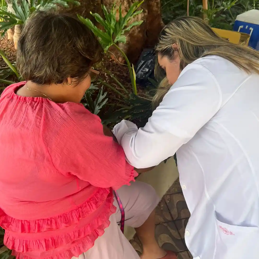 Universitarios de Medicina Veterinaria e UniBRASILIA de Goias promovem campanha de vacinacao em Aurilandia 6.opti  - Universitários de Medicina Veterinária e UniBRAS de Montes Belos promovem campanha de vacinação em Aurilândia